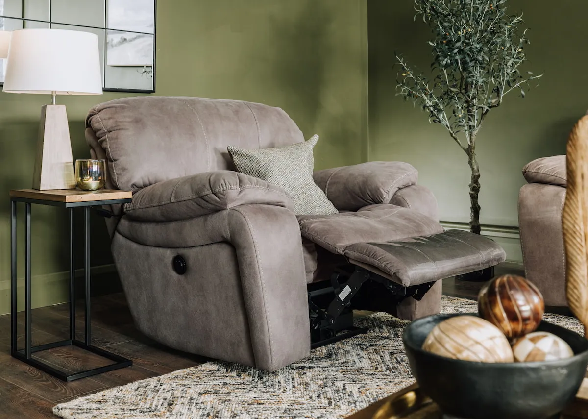 A lifestyle image of the Bradford recliner extended with renvyle sofa table