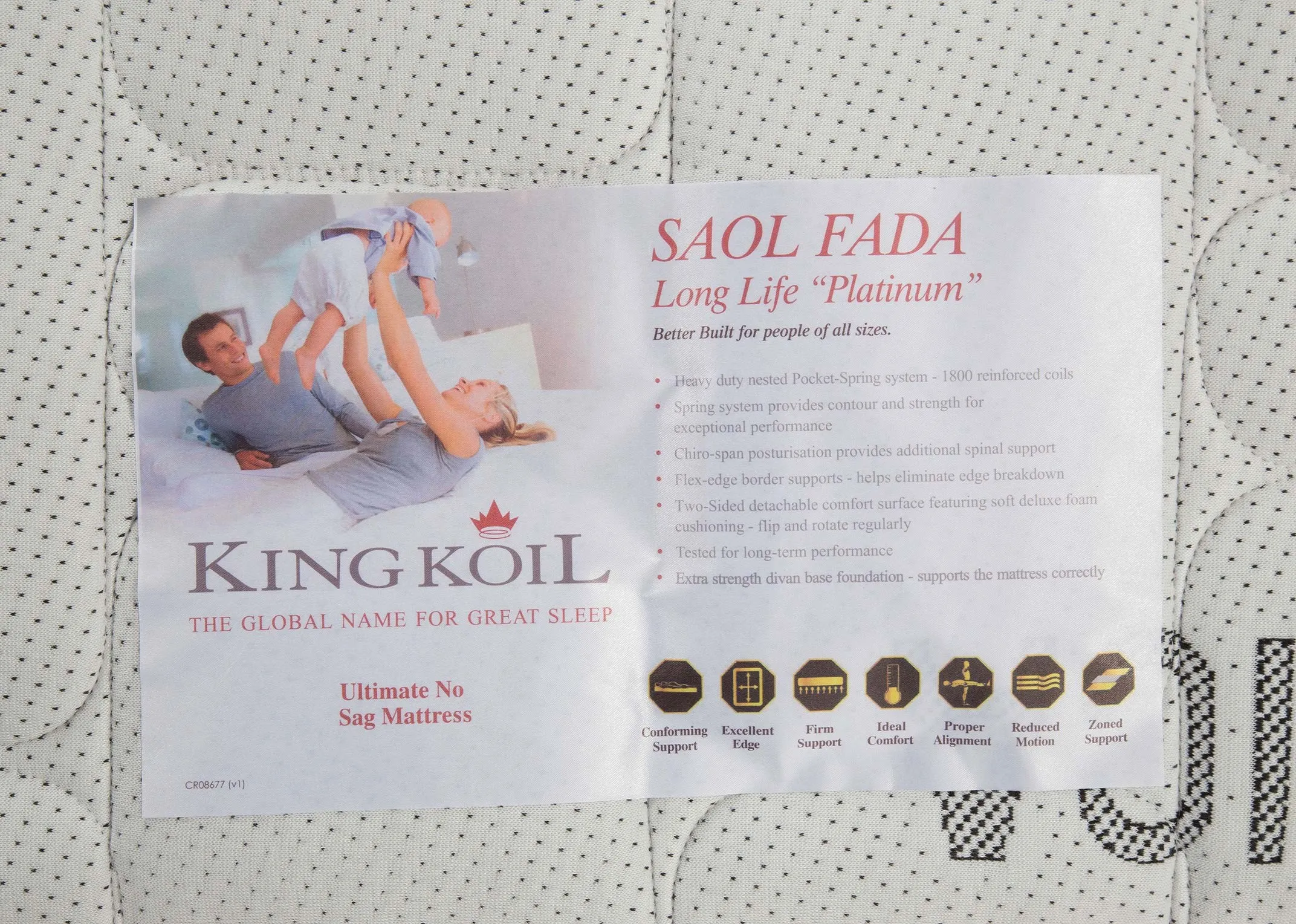 A close up of the tag 4 ft 6 Saol Fada Platinum 1800 beige mattress highlighting various details.