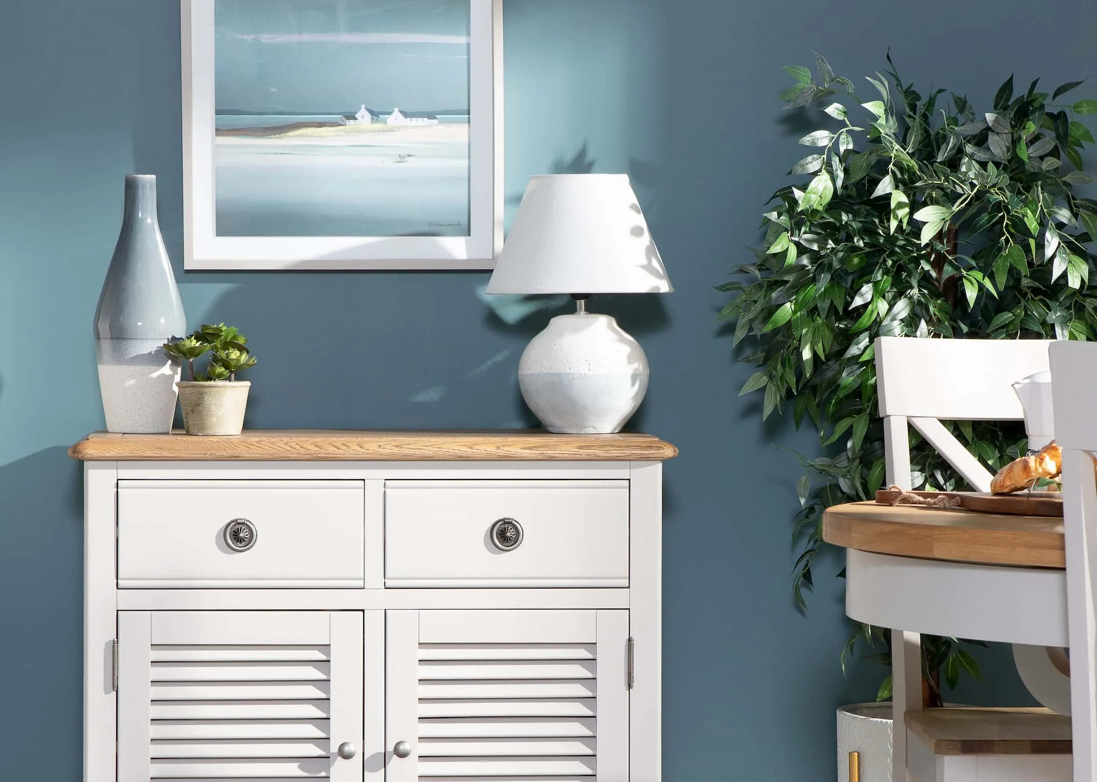 A lifebstyle image of the Boyne Lamp with Toulouse Light Grey Dining Range.