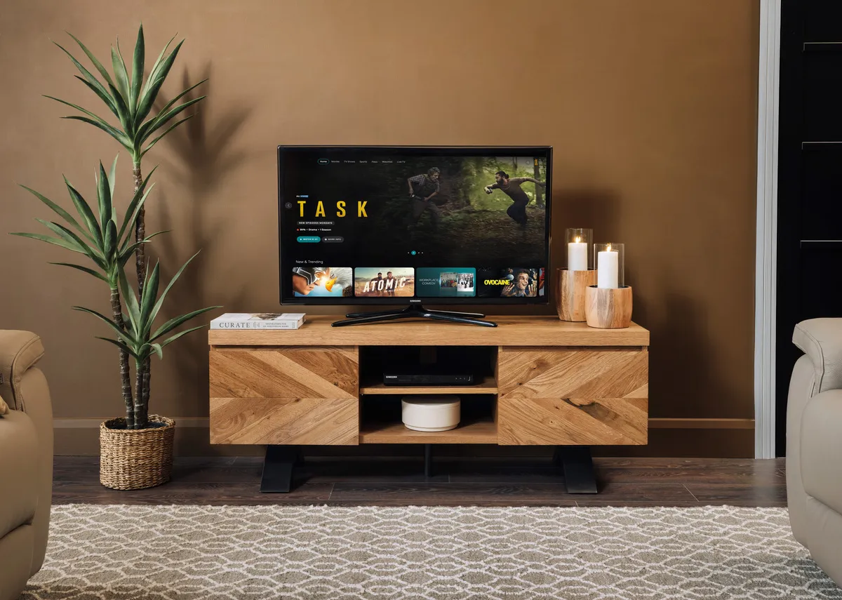 A lifestyle image of the Ellipse tv unit with tv and Heiny rug.