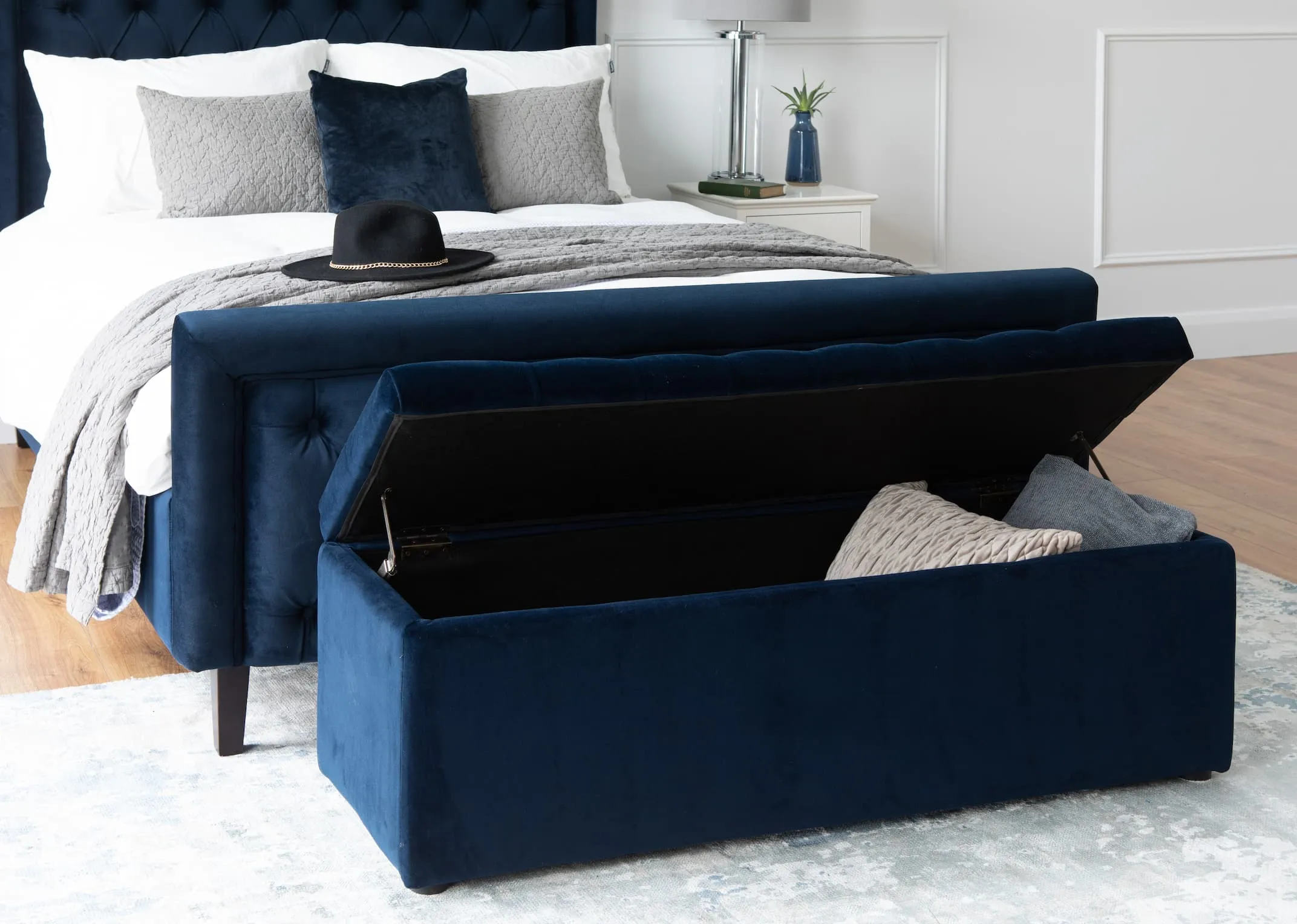 A blue & silver distressed medium rug from EZ Living's Moderno range. Closeup of underlay