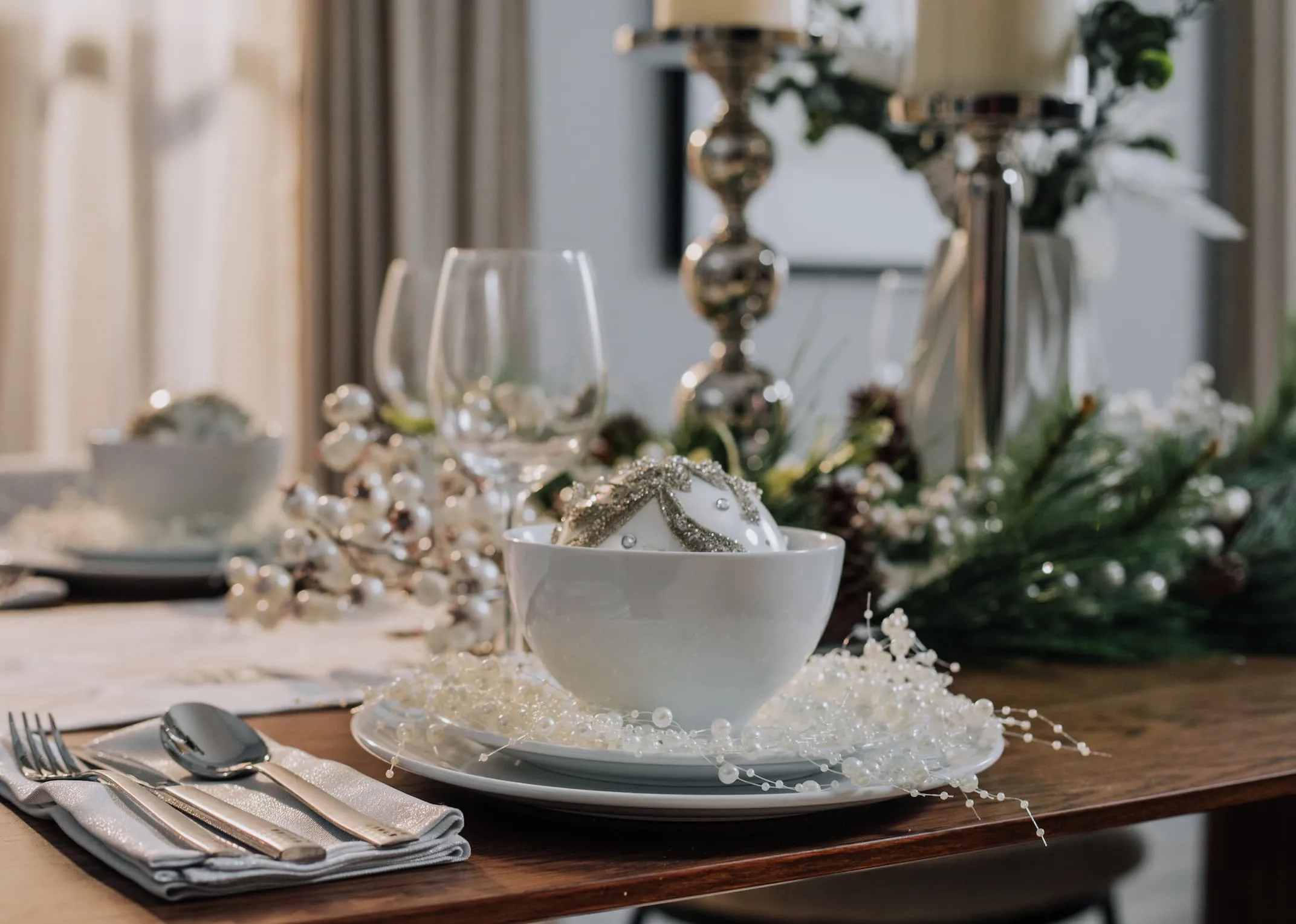 A dimension image of the Pearl Line garland around a dining setting.