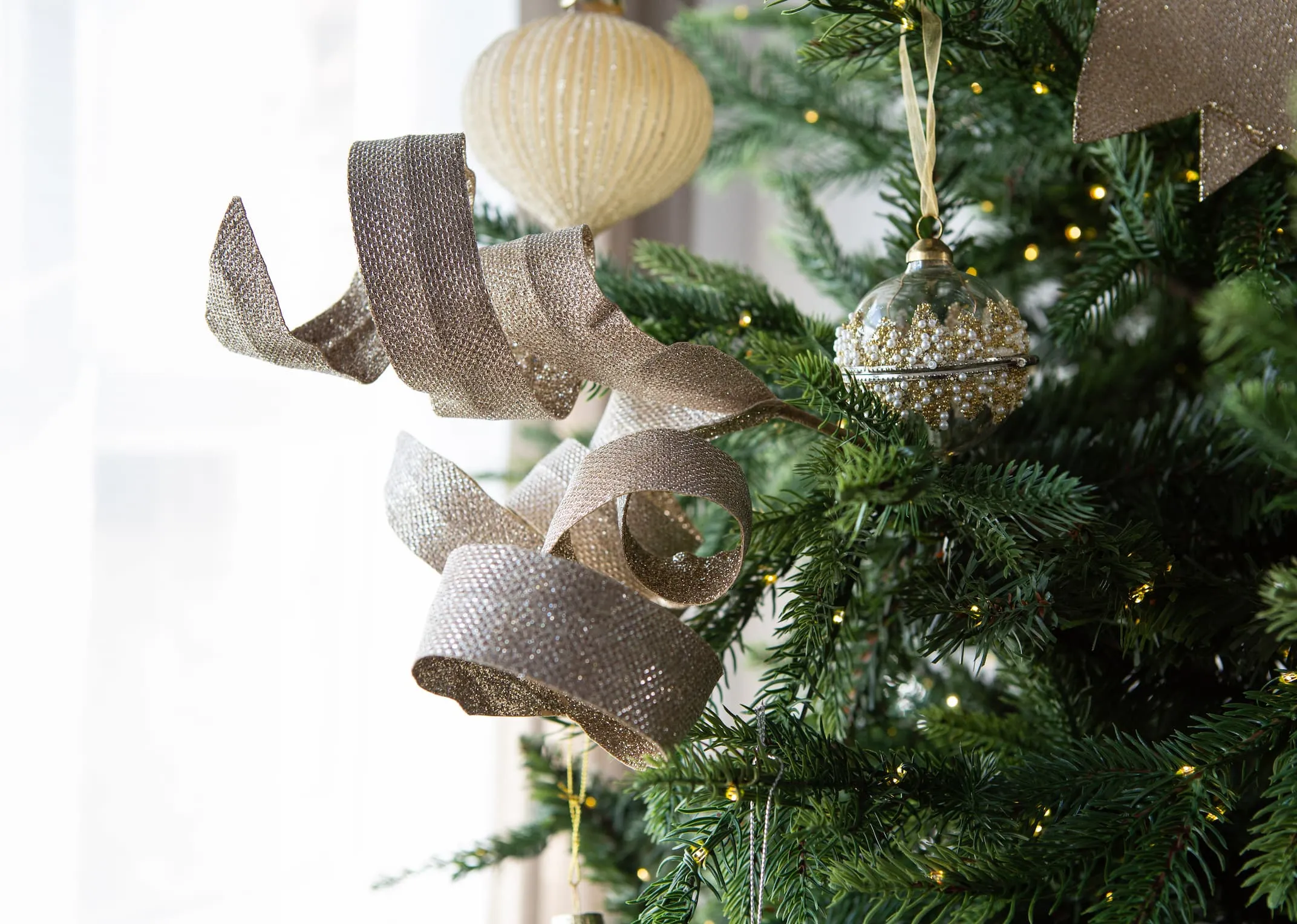 48cm Gold Curl Stem - Christmas Spray