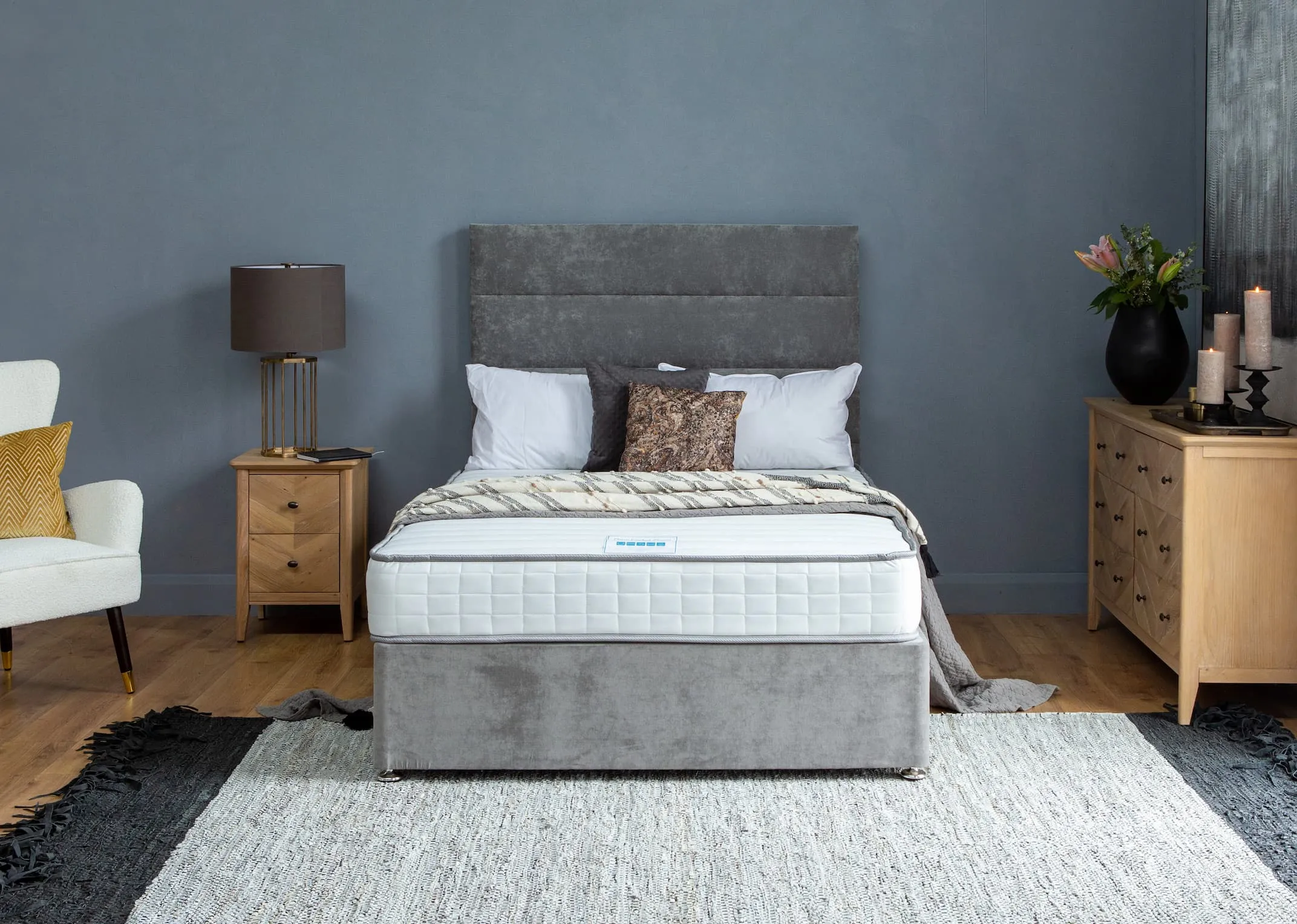 A lifestyle image of the Florence Divan & Modena Full headboard with classic comfort mattress & Vagium grey & black rug.