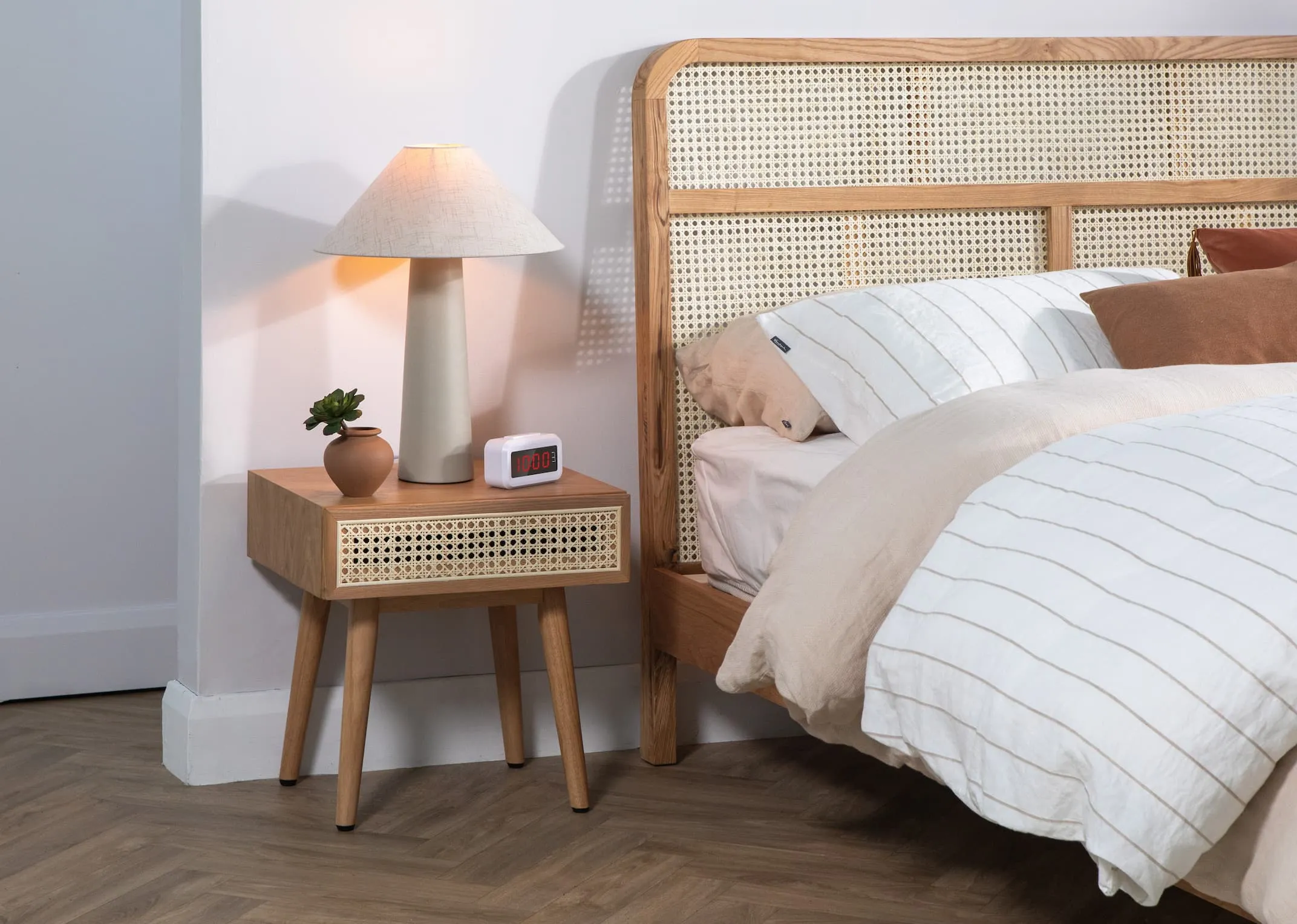 A lifestyle image of the Sacramento bedframe with side locker and Daisy lamp off.