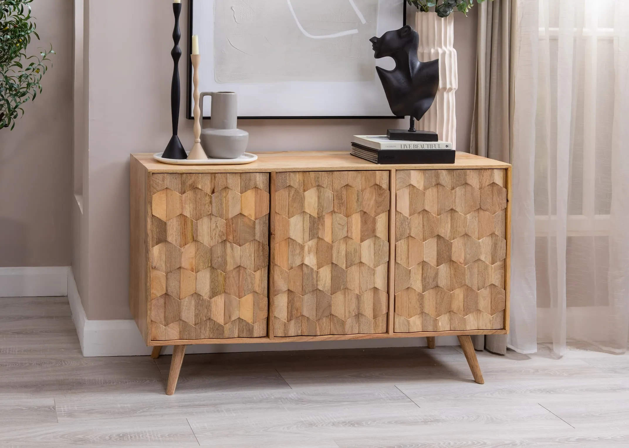 A lifetsyle image of the Cologne sideb