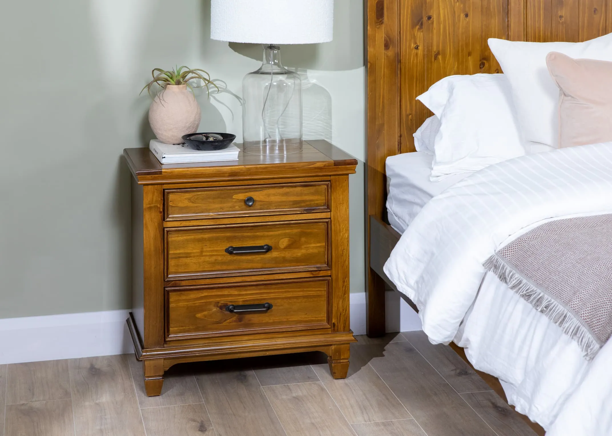 A lifestyle image of the Allyson large locker with the matching bedframe and pienza lamp