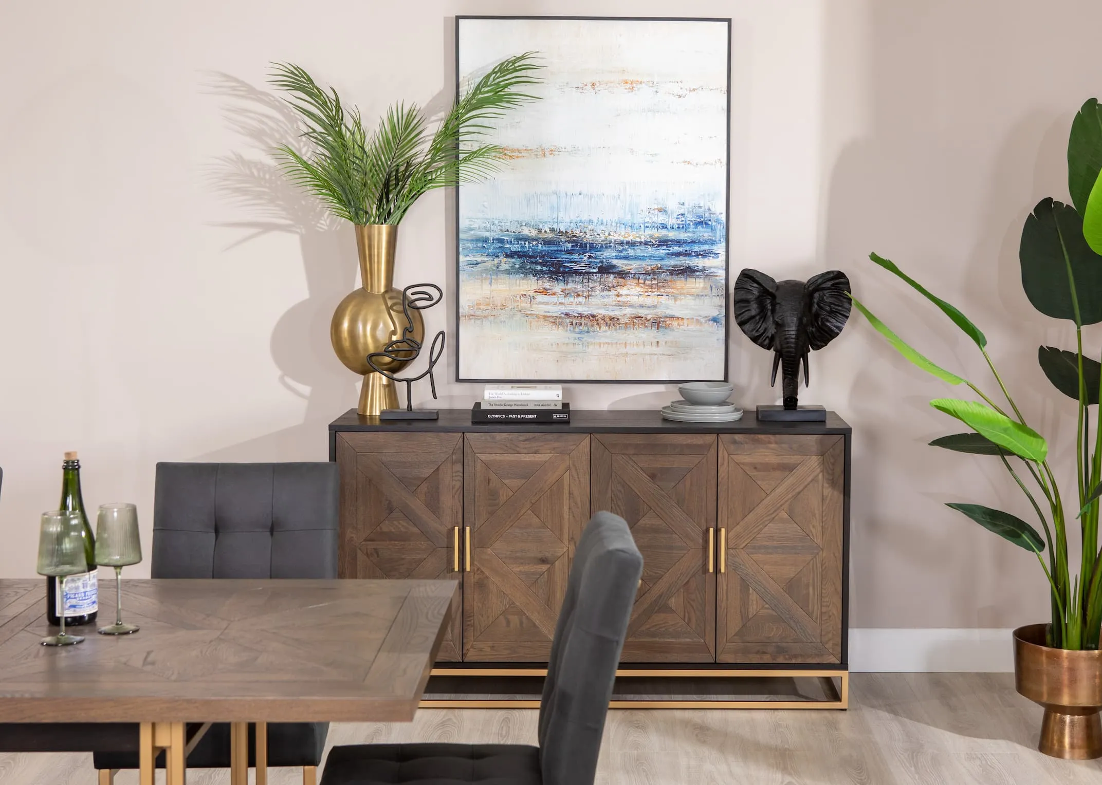 A lifetsyle image of the Greenwich sideboard with the Fearless canvas and the Greenwich dining table & chair