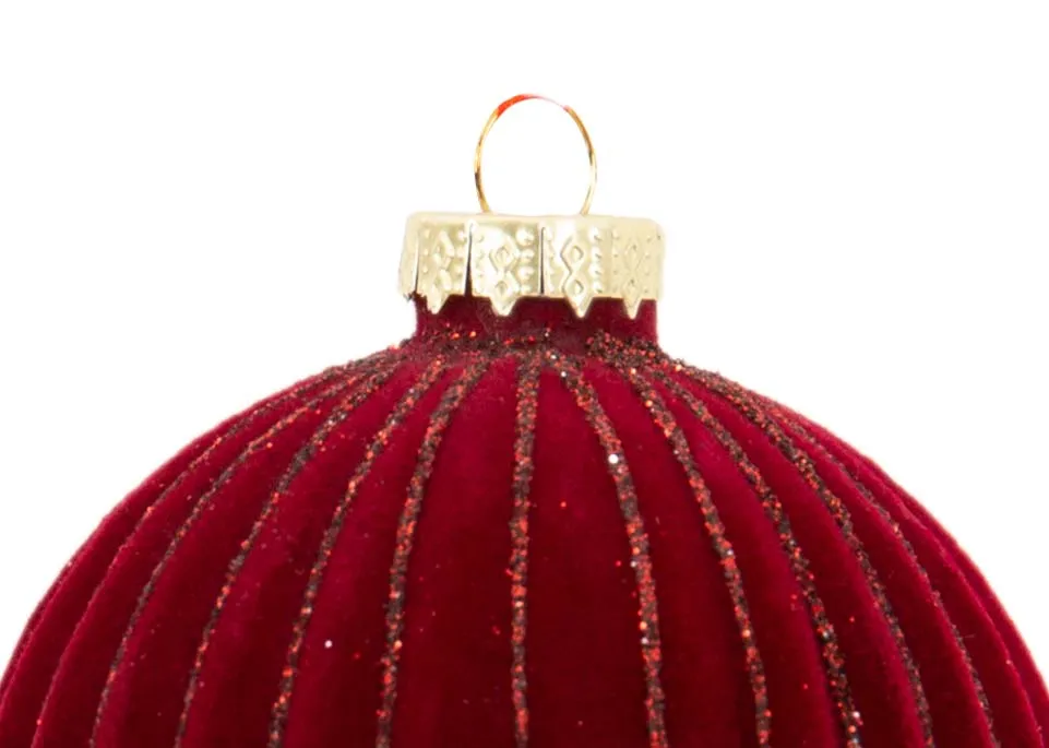 A dimension image of the Red Bauble with 8cm