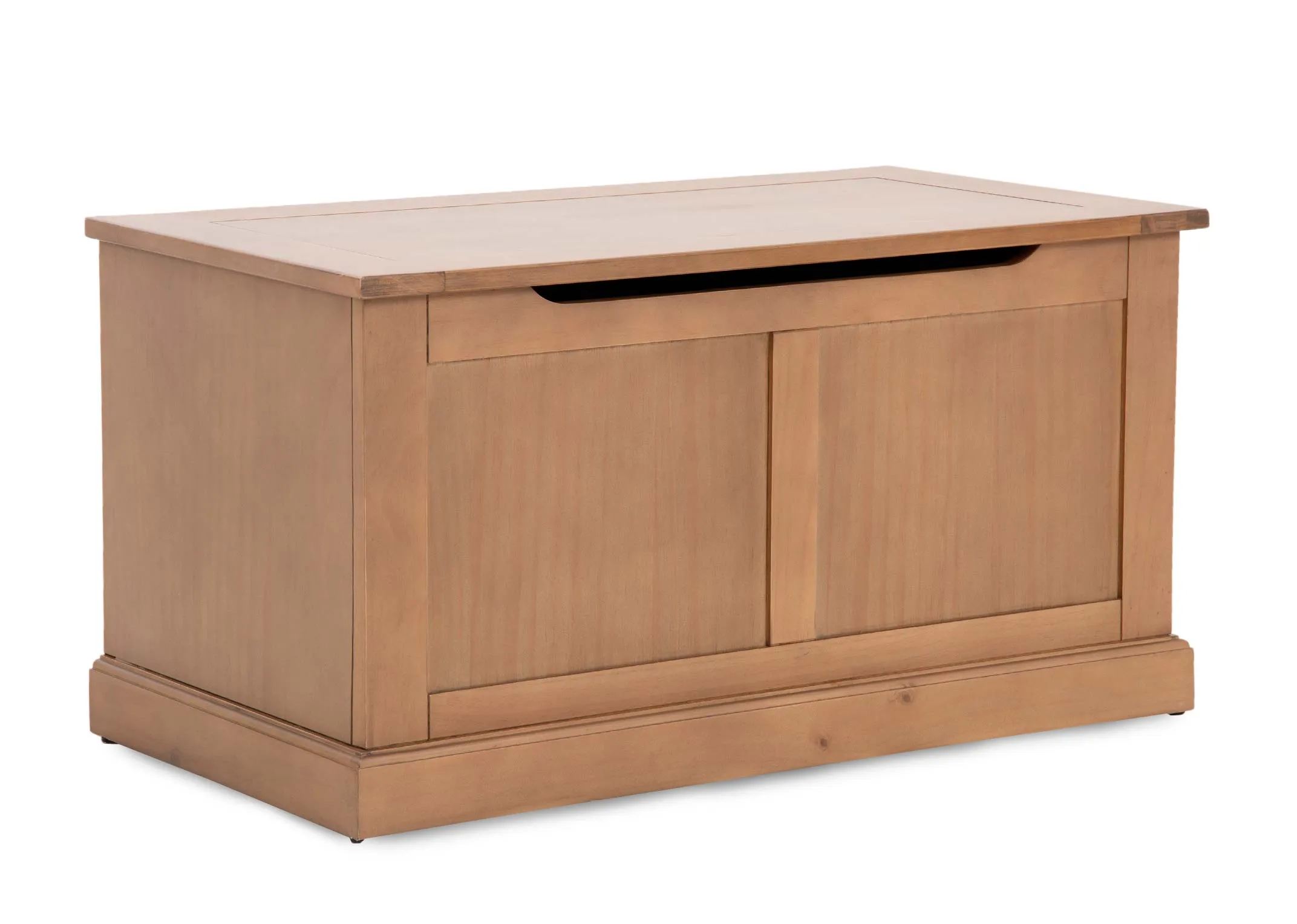 A rustic oak blanket box from EZ Livings Atlas range. Angled view of box closed.