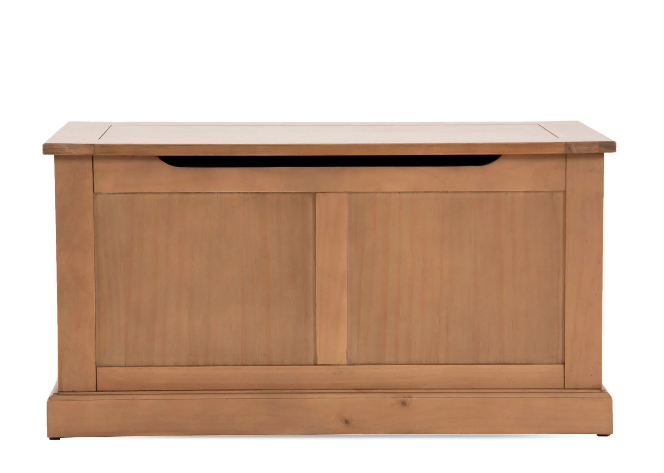 A rustic oak blanket box from EZ Livings Atlas range. Front view of oak gloss finish