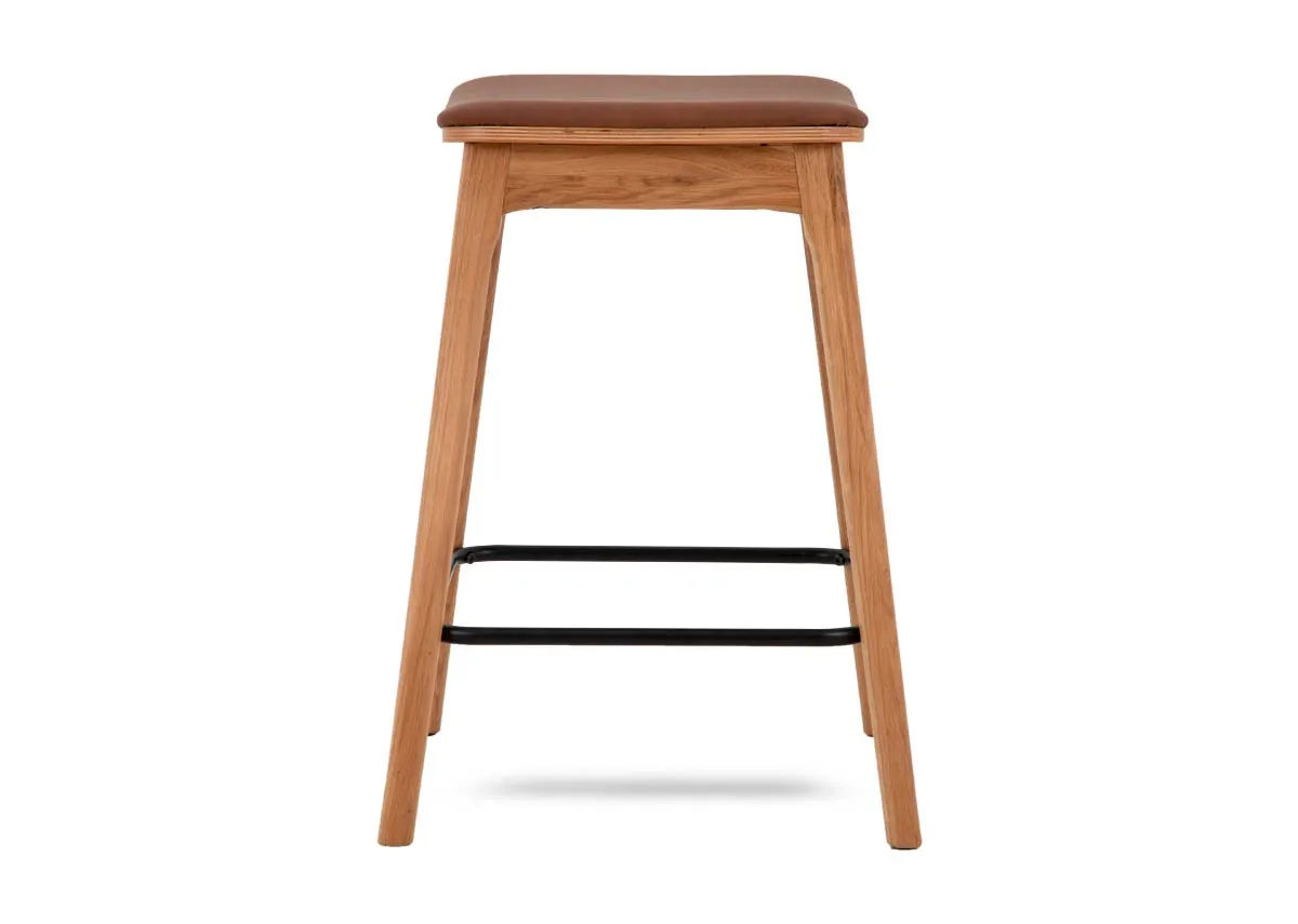 An oak bar stool with tan faux leather seat from EZ Livings Ravello range. Side view of curved seat