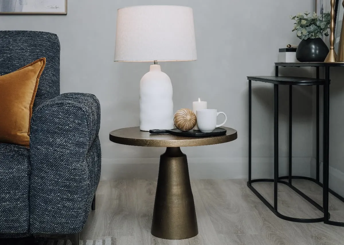 A lifestyle image of the Eka side table with Foyle table lamp.