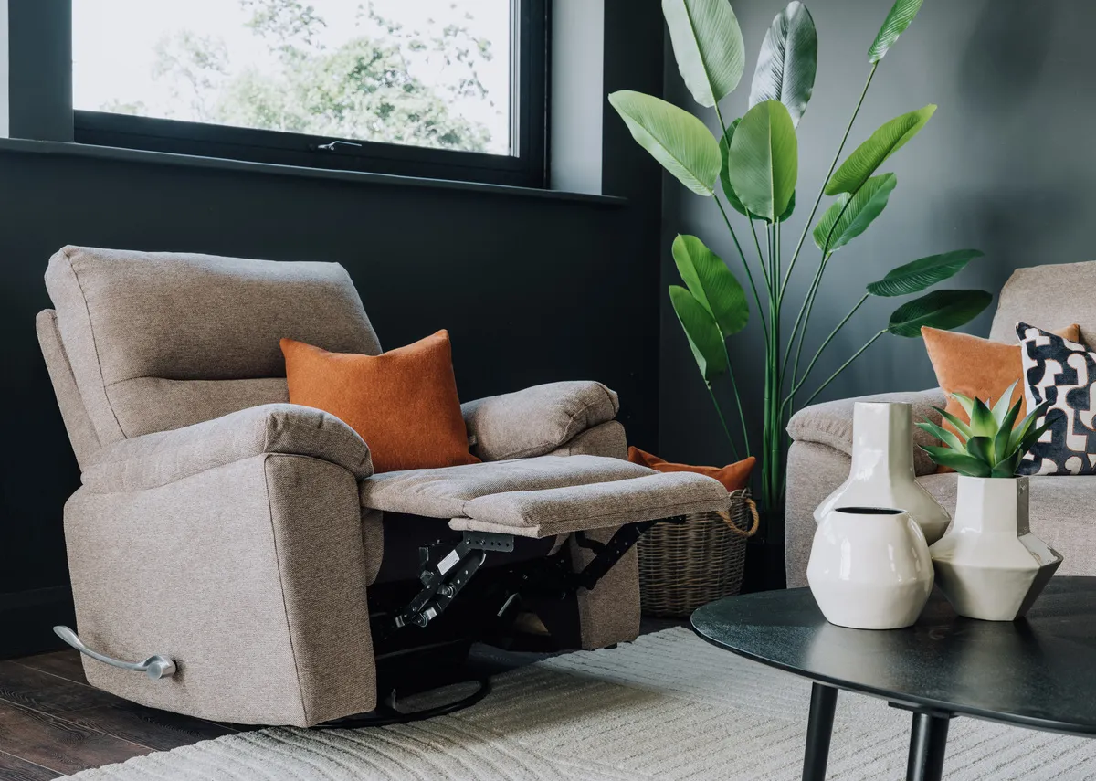 A lifestyle image of the Annalee swivel recliner with manual level