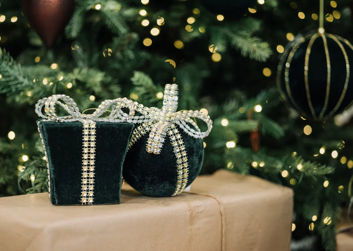 A christmas tree with gifts including the Green velvet bauble with gold bow