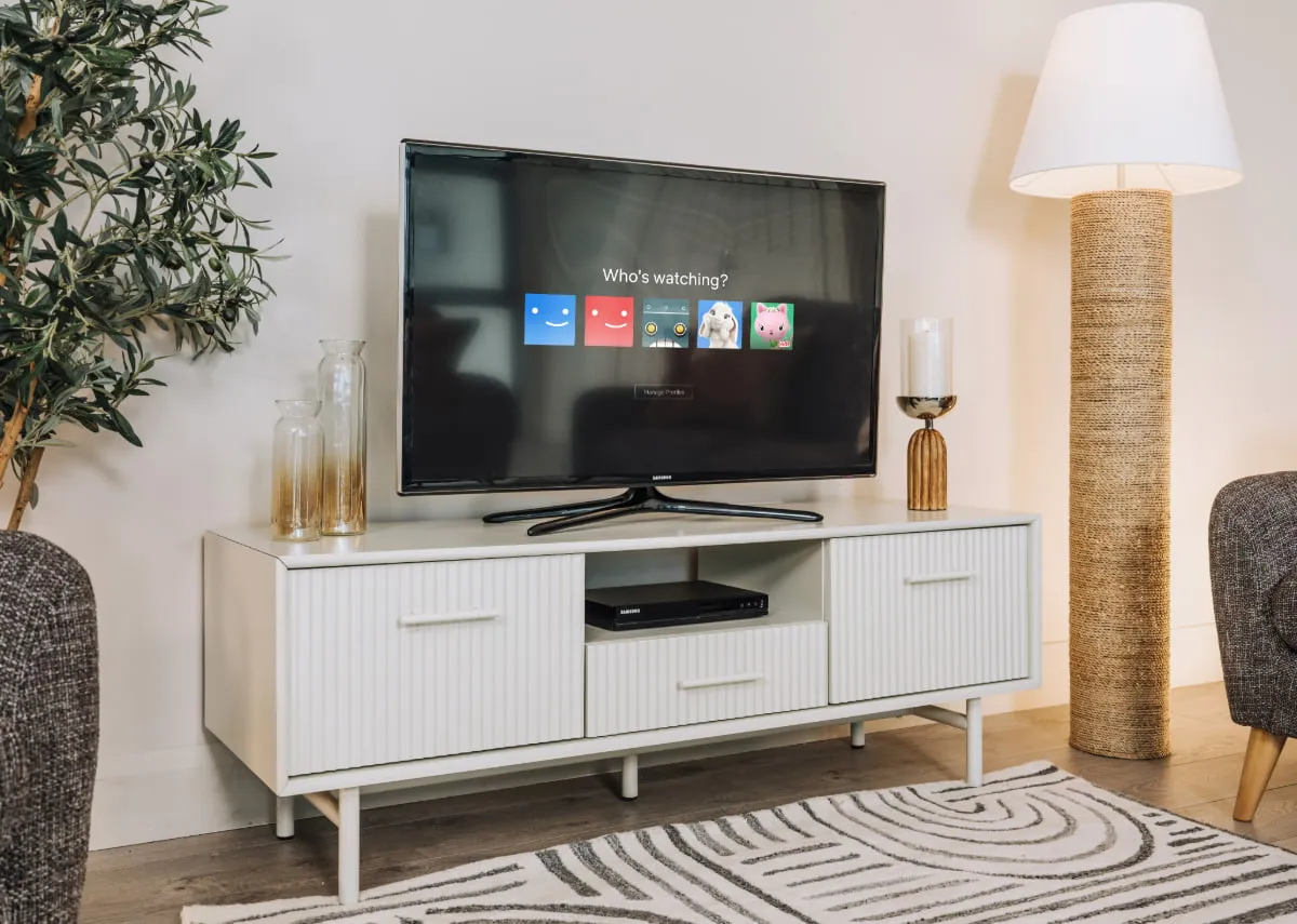 A lifestyle image of the Palma tv unit with tv with Melody floor lamp