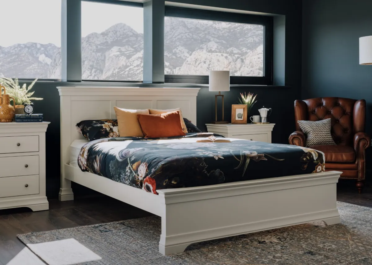 A lifestyle image of the Dove bed with chests and locker with Maxima rug.