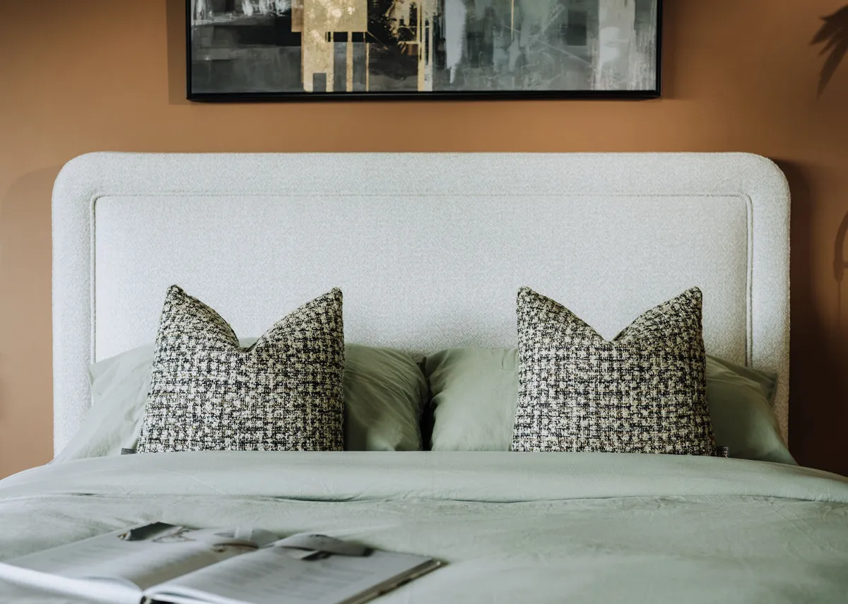 A dimension image of the Malmo cream 6ft bed with 185cm x 213.5cm x 133cm