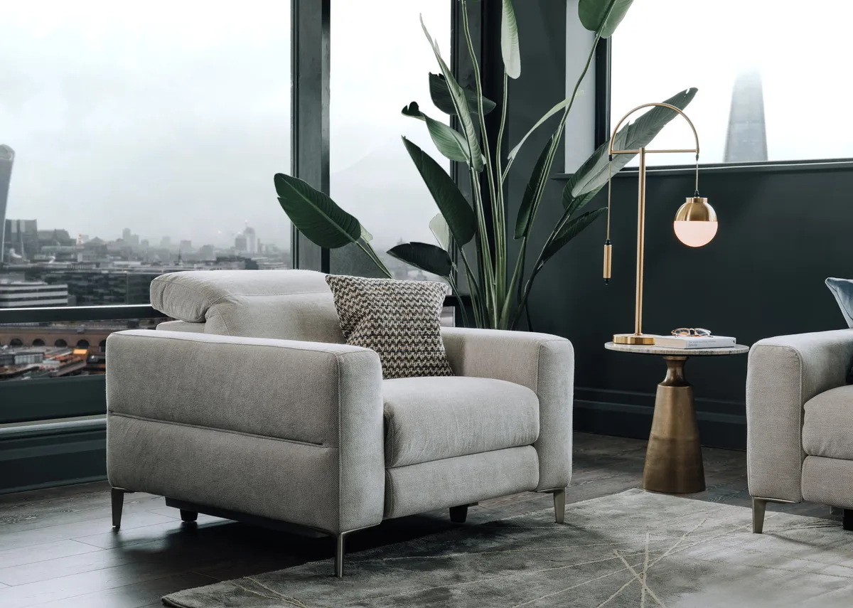 A dimensi ón image of the Vancouver recliner with 100cm x 102cm x 104cm