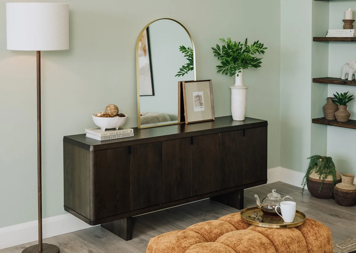 A lifestyle image of the Rimini sideboard with Washington lamp and Flynn mirror.