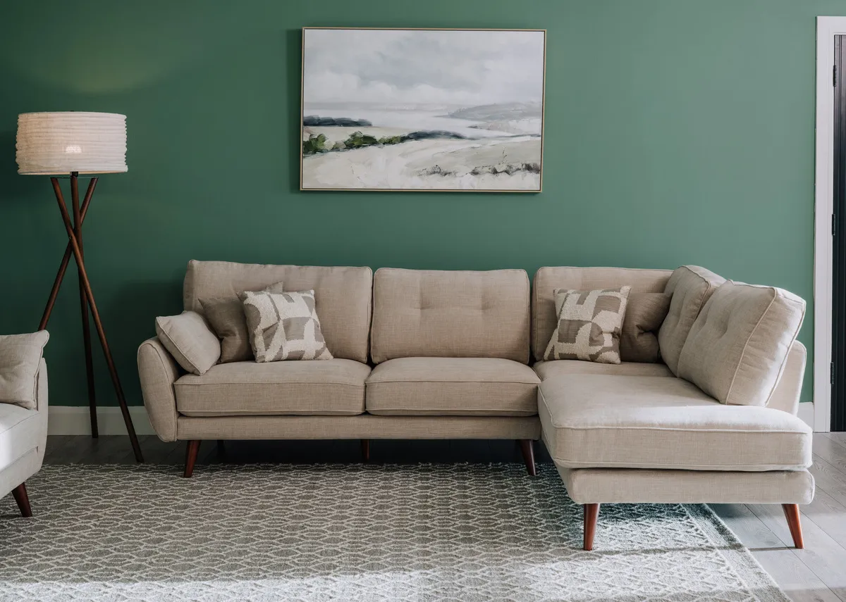A lifestyle image of the Caoimhe natural chaise with heiny rug and Shore front canvas.