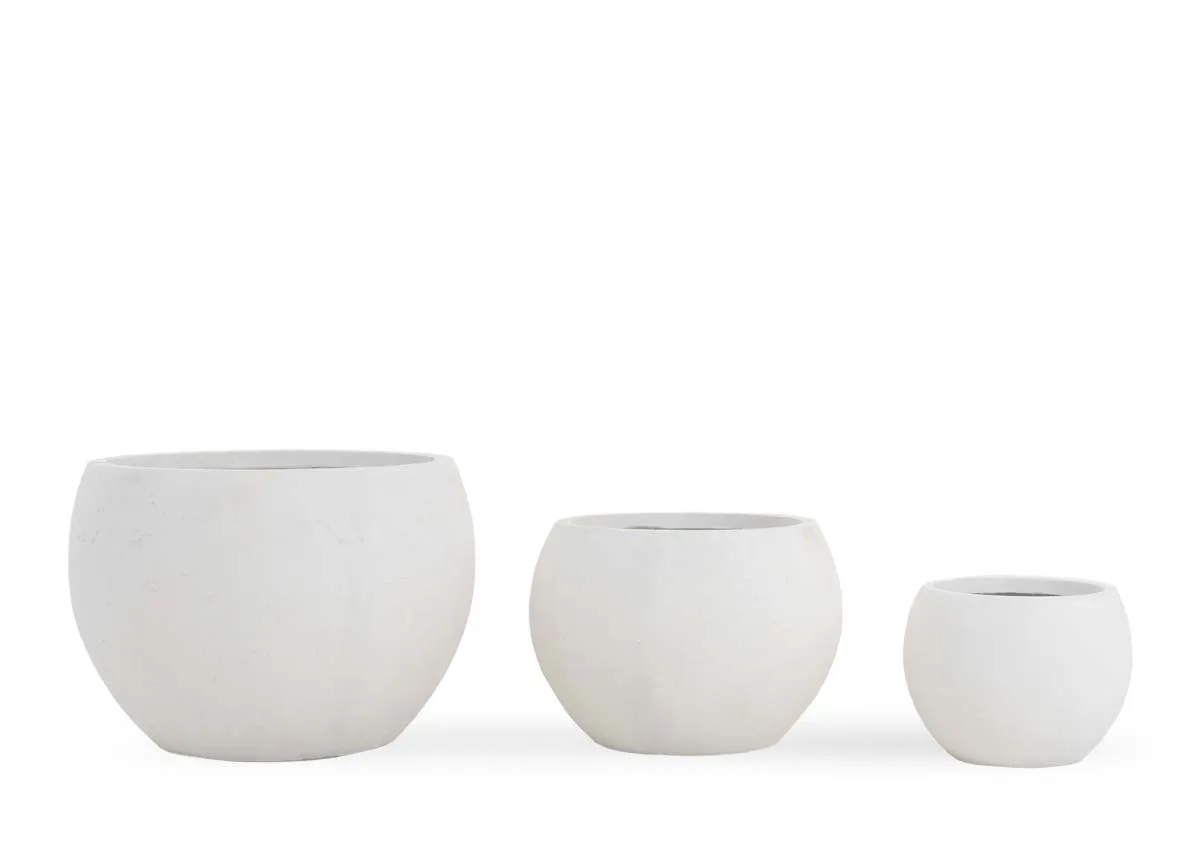 A set of 3 white clay planters from EZ Livings Salerno range. Front view of 3 small to large sizes