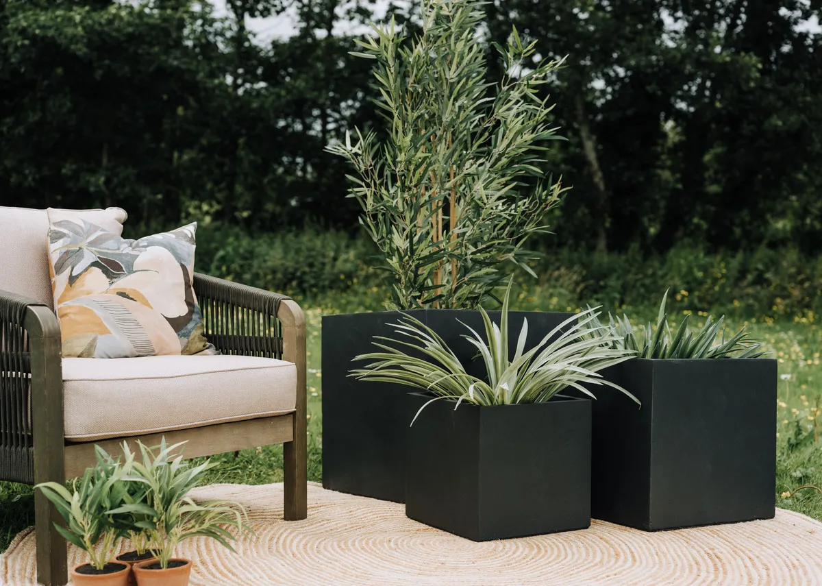 A lifestyle image of the Soho corner set with Vicenza pots