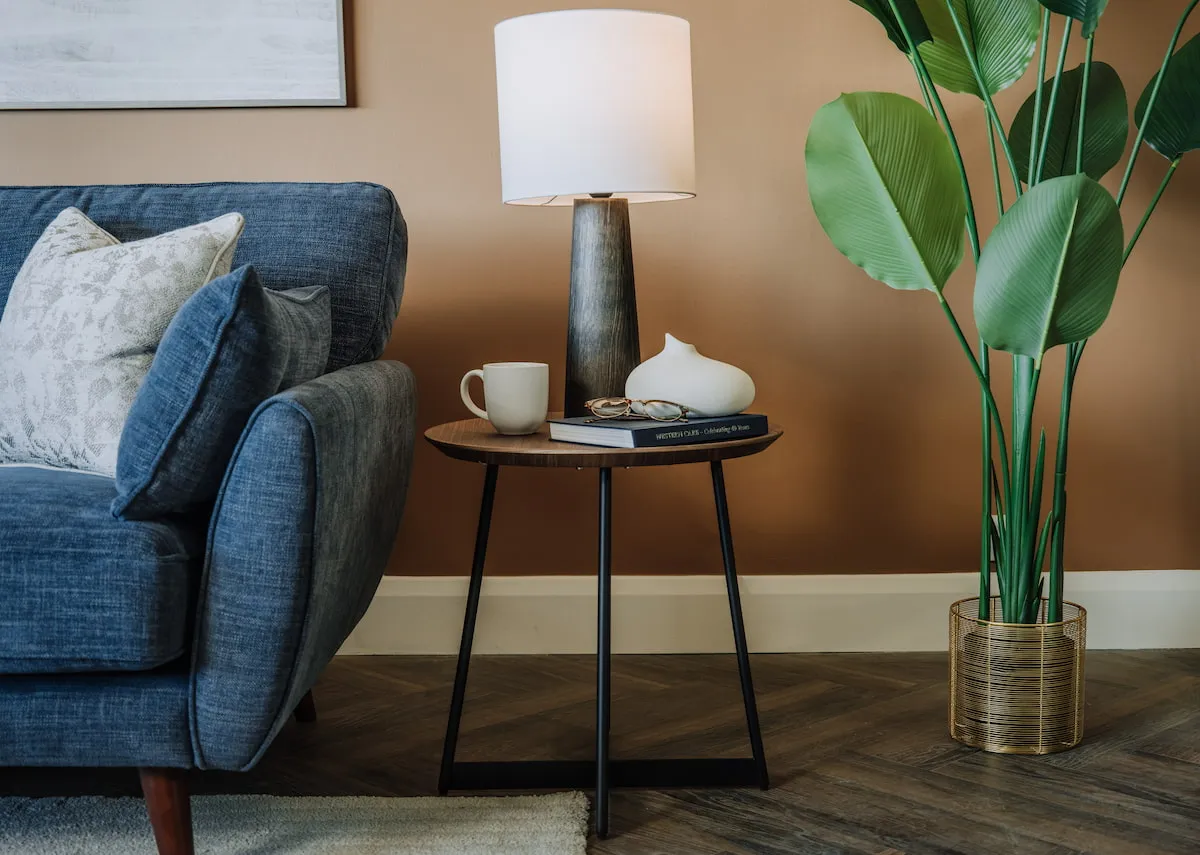 A lifestyle image of the Bonita side table with Caoimhe sofas