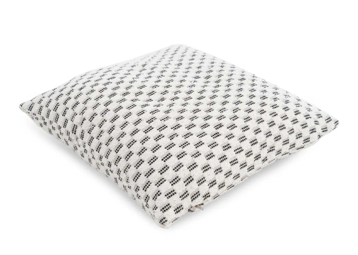 A dimension image of the Elio black & white Cushion with 43cm x 43cm