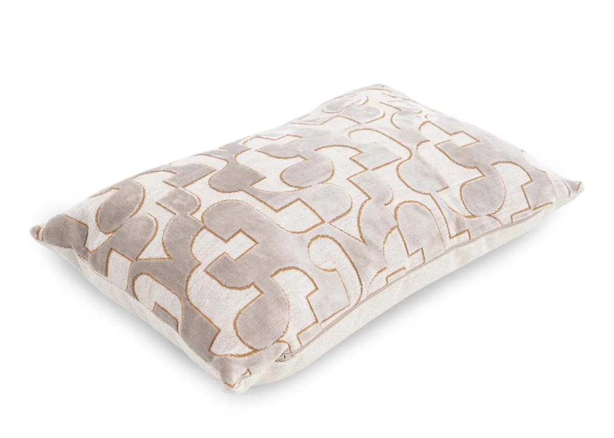 A dimension image of the Carter Natural Cushion with 40cm x 60cm