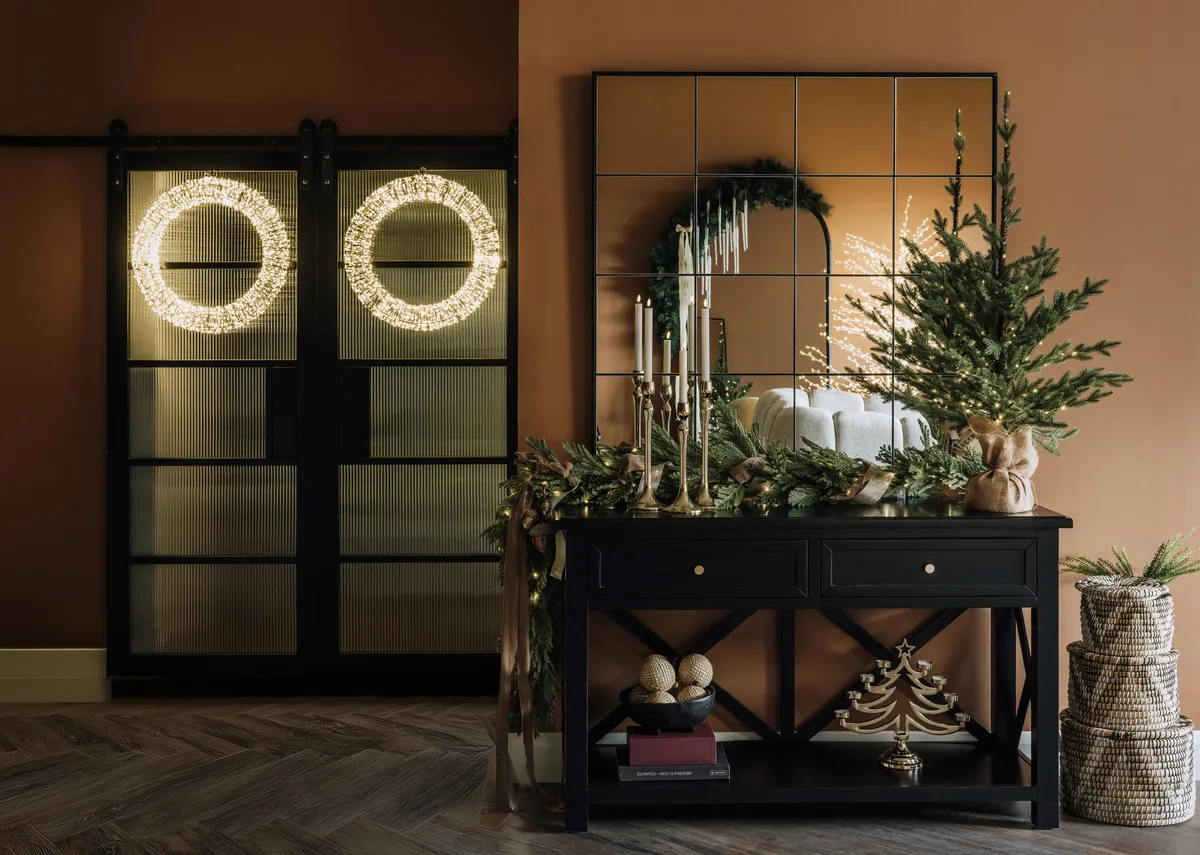 A dimension image of the Bell Pine garland with 180cm