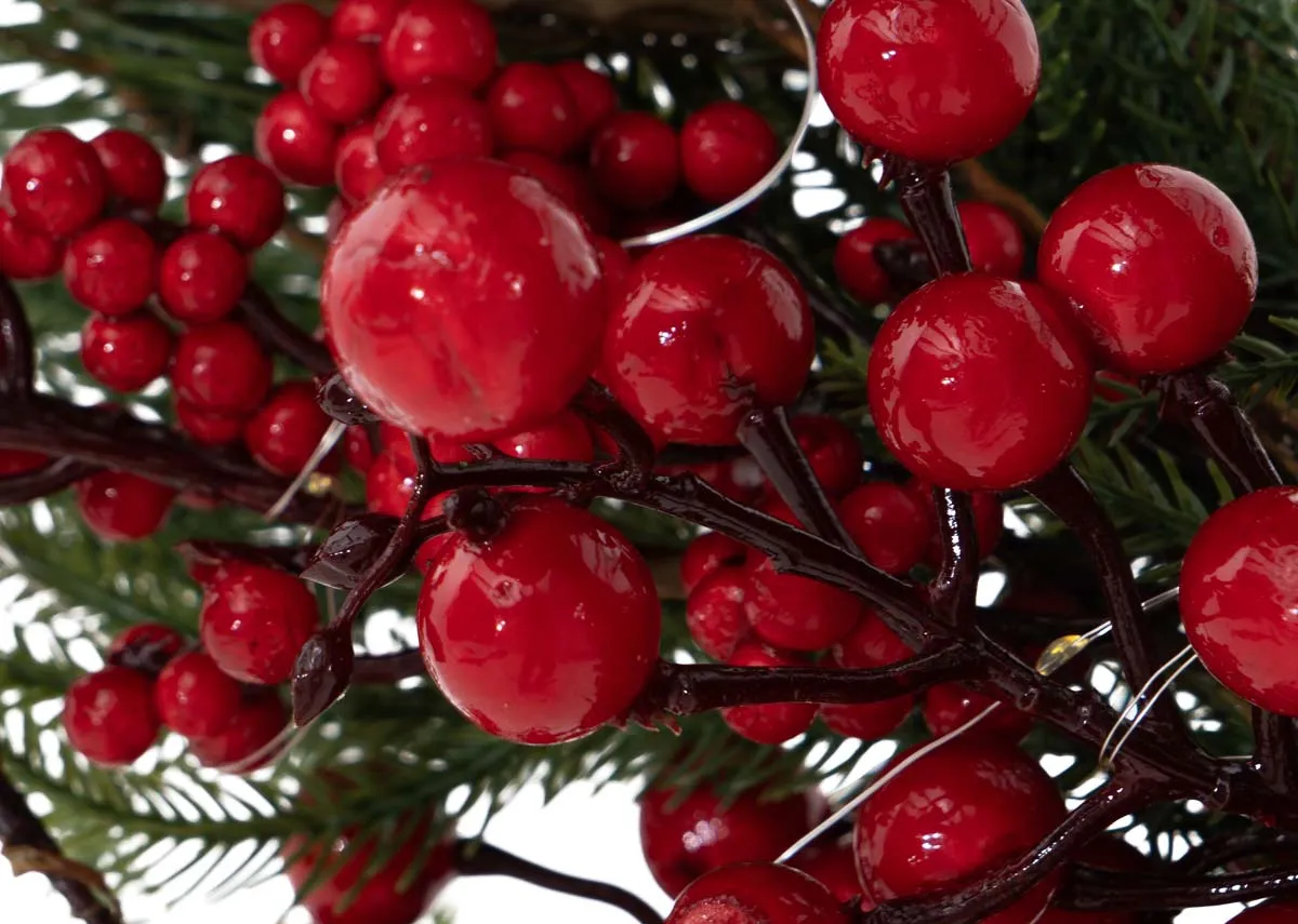 A dimension image of the Embere red Berry wreath with 66cm