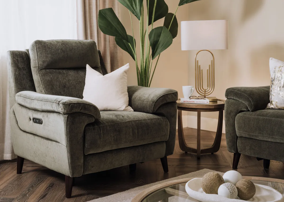 A dimension image of the Elliot recliner with 