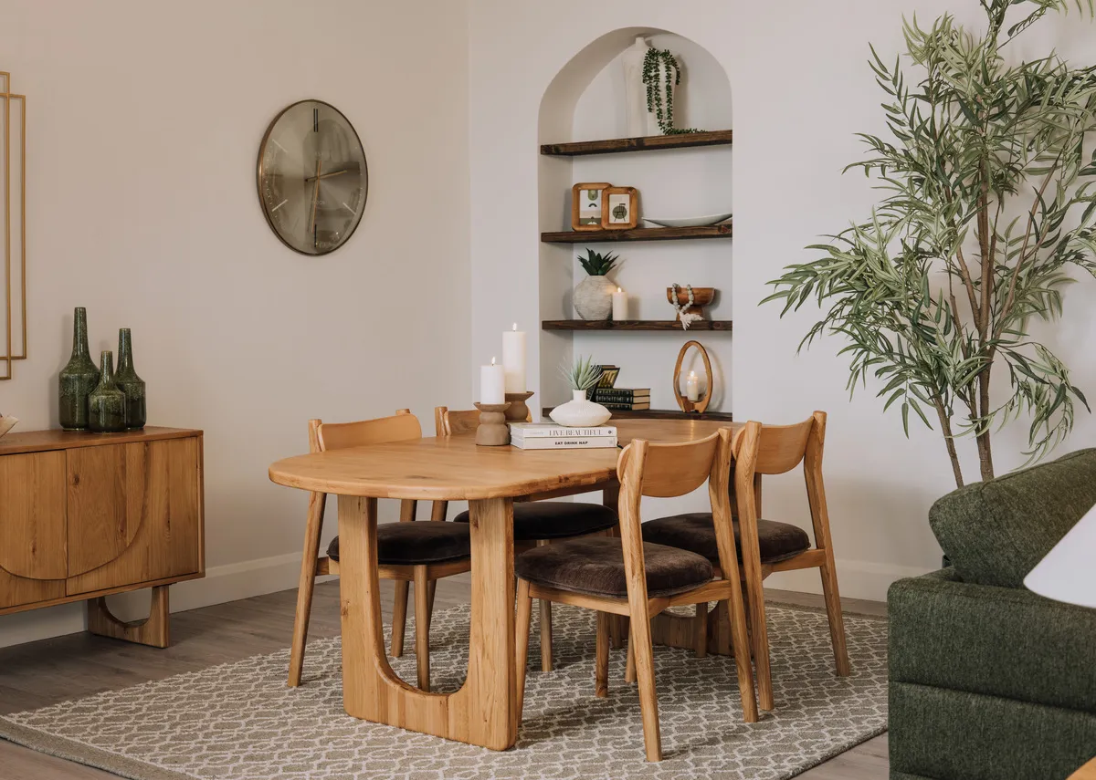 A lifetsyle image of the Pierro dining table & chairs with Heiny rug