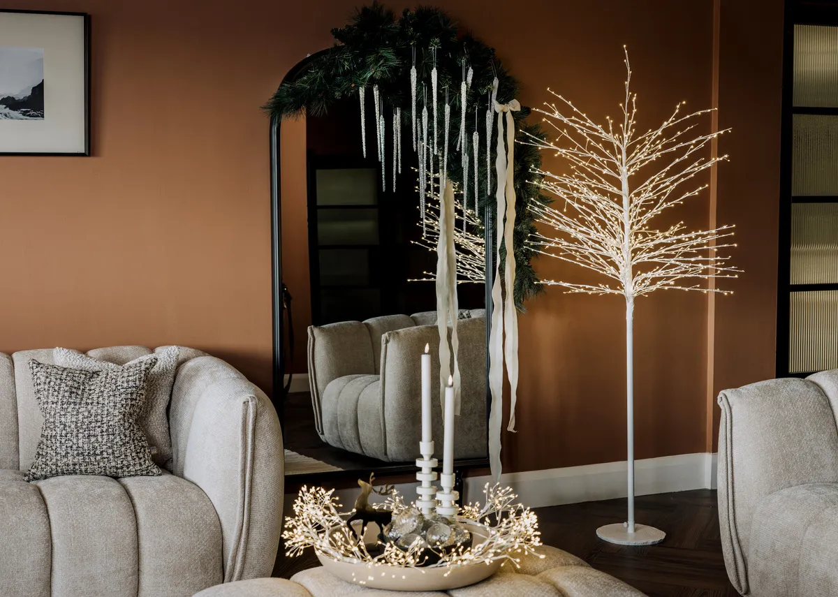 Rudy White 6ft (180cm) with 900 LED Lights - Christmas Tree