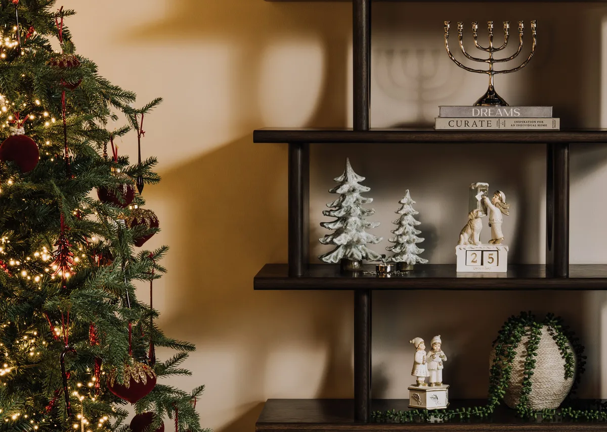 A lifestyle image of the Aspen tree with Flow display with Snow figurines including the Winter boy & Xmas trees with snow.