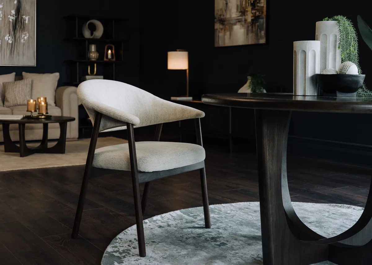 A lifetsyle image of the Elk dining chair with round table