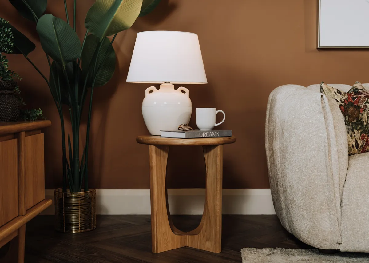 A lifetsyle image of the Flow lamp table with nenagh lamp
