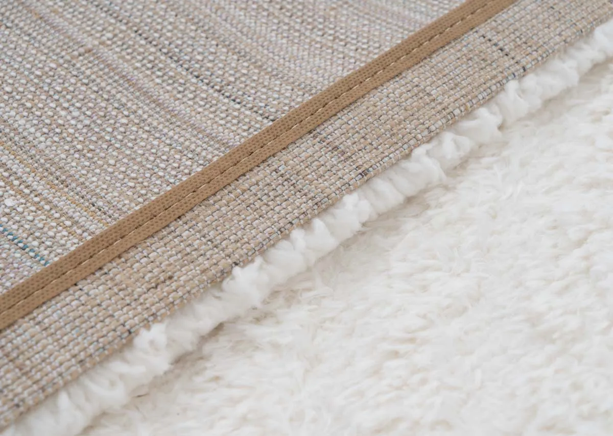 A dimension image of the Briony Medium rug with 160cm x 230cm