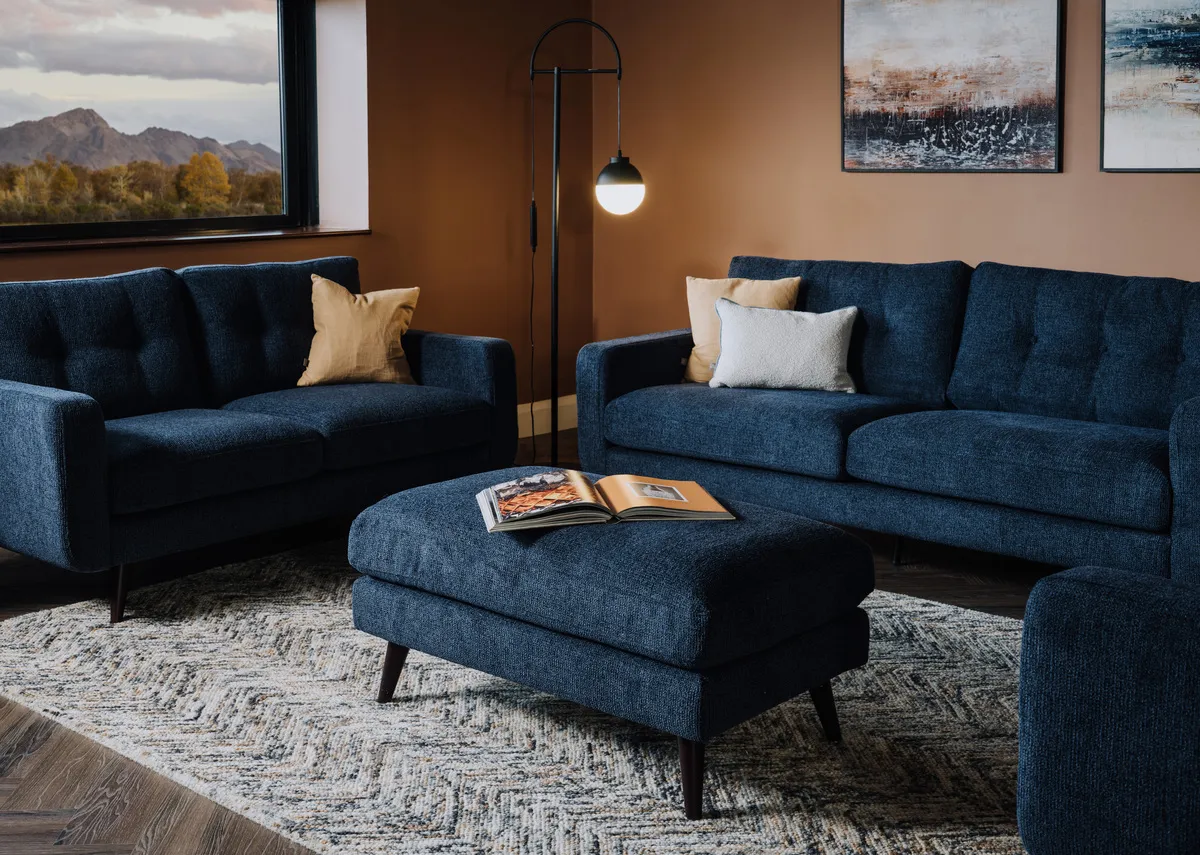 A lifestyle image of the Bandon footstool with sofas with the Savannah rug.