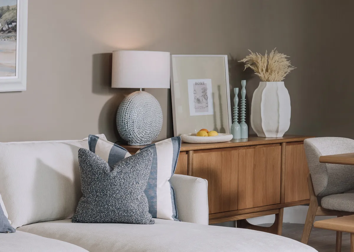 A lifestyle image of the Flow sideboard with the Saphira vase.