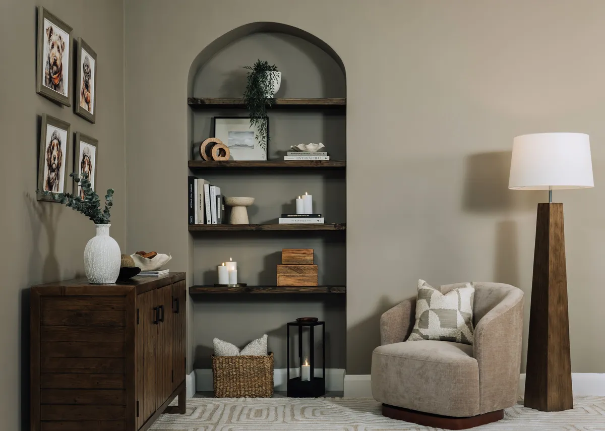 A lifesttyle image of the Dalton swivel chair with Fauna lamp and Elio rug.