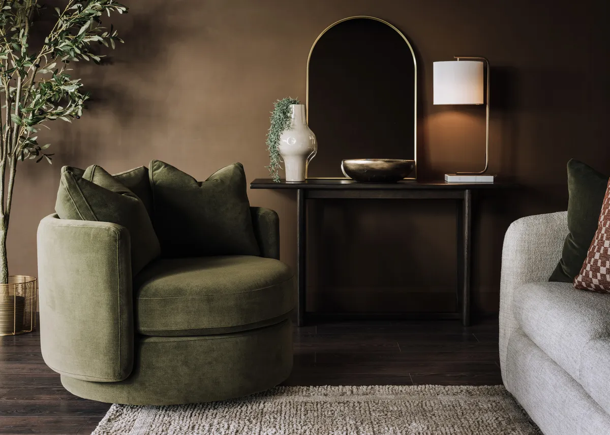 A lifestyle image of the Piccadilly swivel chair with Flow console and fLYNN MIRROR.