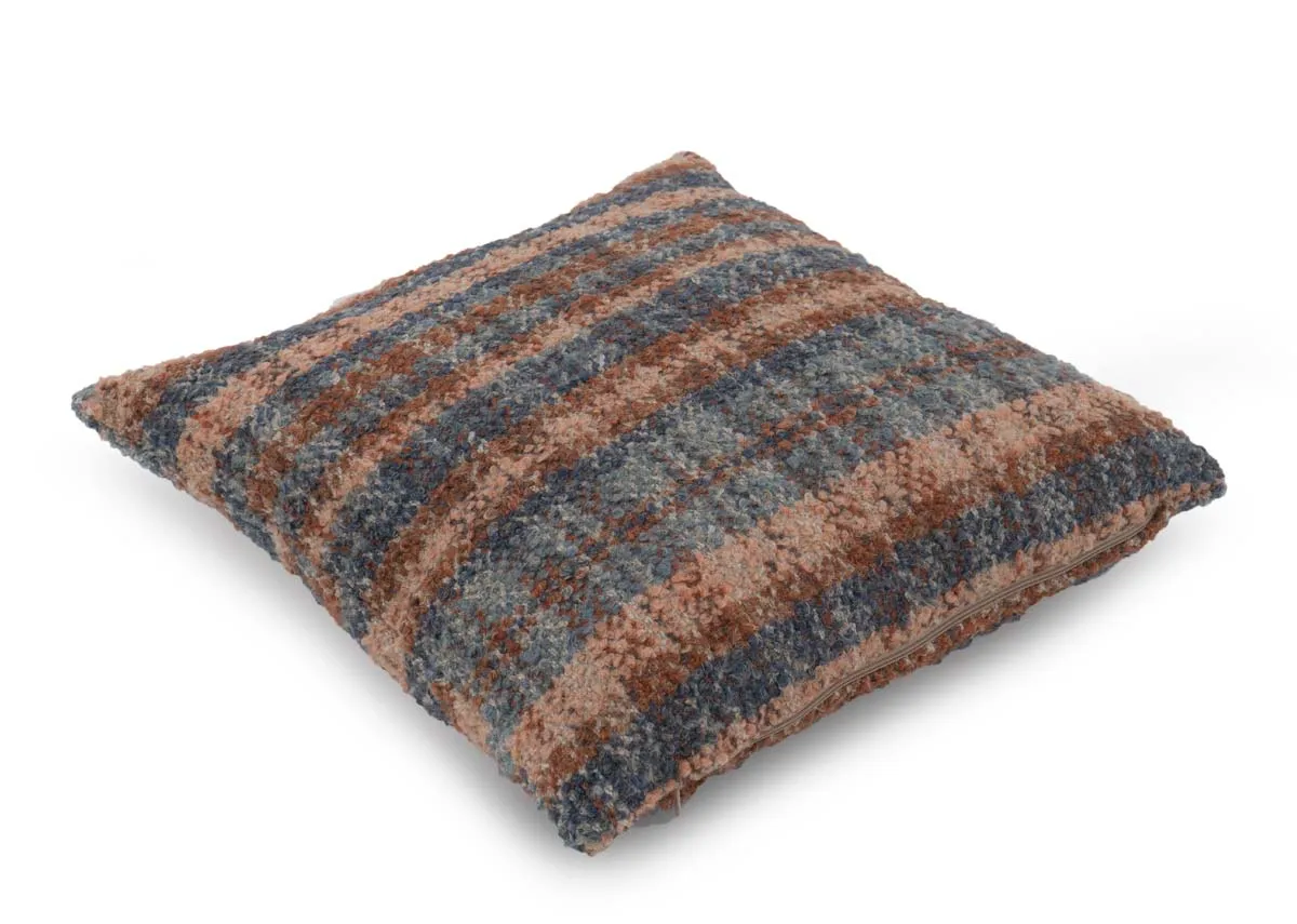 A dimension image of the Uillean cushion with 43cm x 43cm