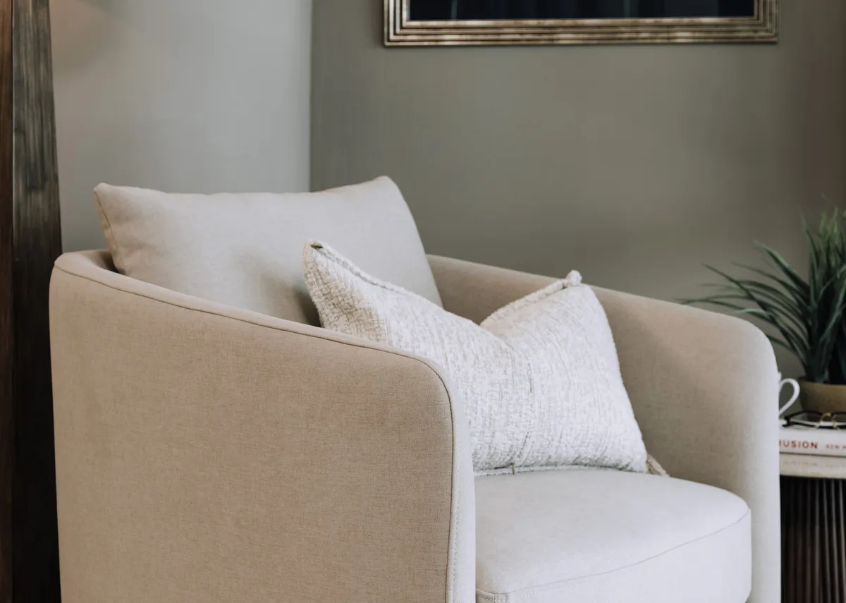 of the Cozy swivel chair with Kira table and Fauna lamp with Heron picture
