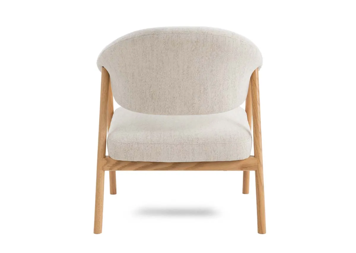 A dimension image of the Elk Lounge Chair with 68.5cm x 71cm x 76cm