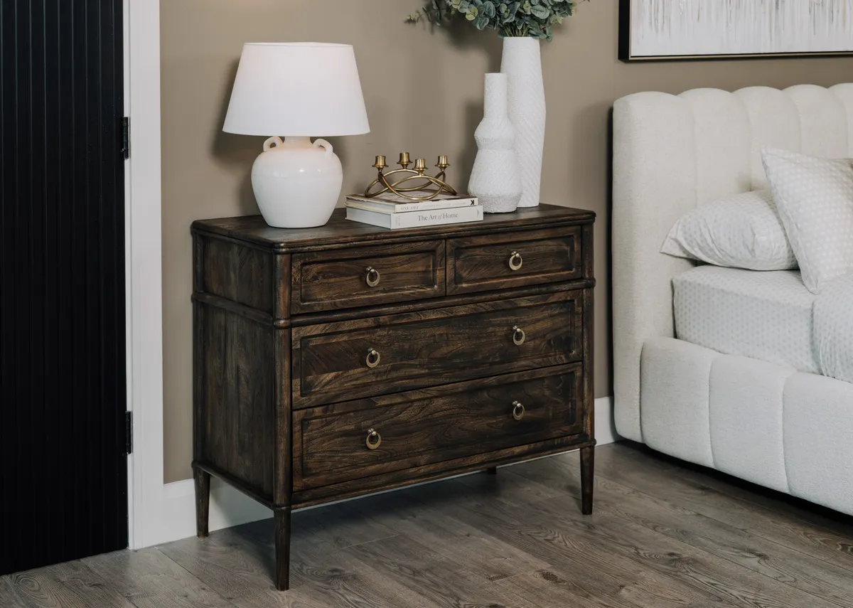 A lifestyle image of the Hanover chest with a nenagh table lamp.