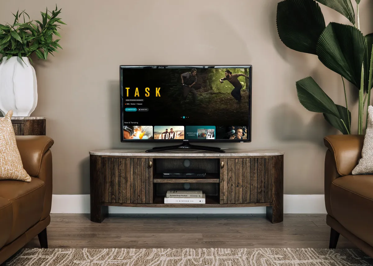 A lifebstyle image of the Eden TV Unit with Savoy leather sofas.
