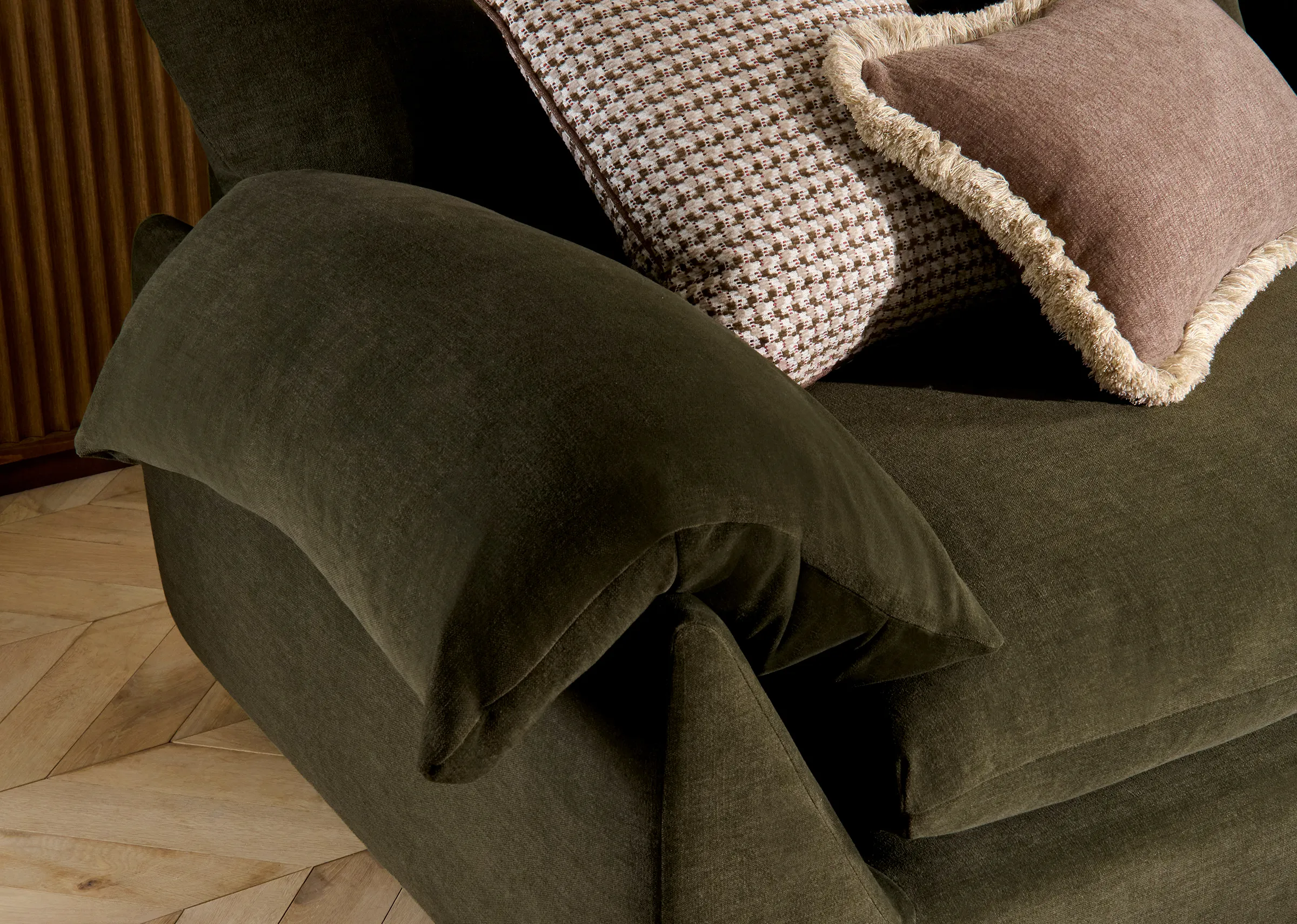 A lifestyle image of the Bayswater with over exaggerated arm rest pillows.