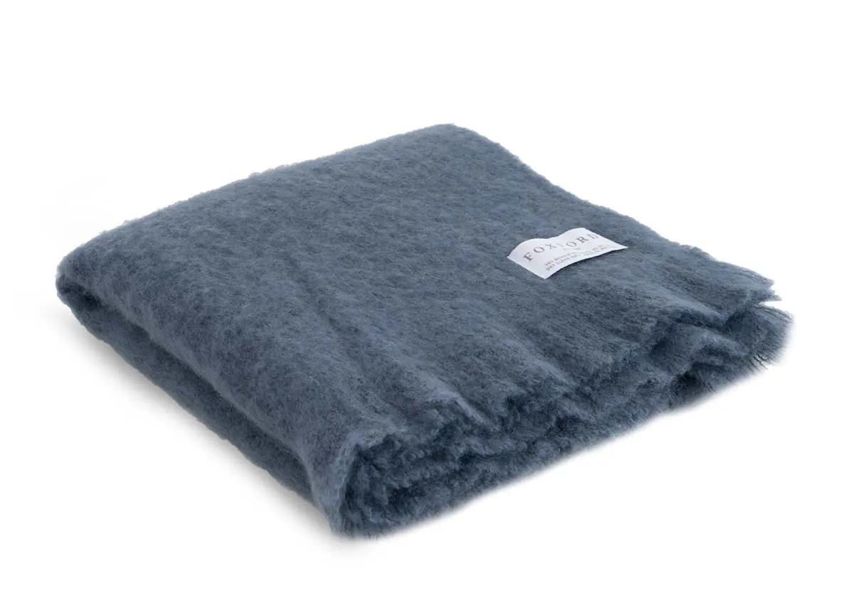A dimension image of the Hague Blue Throw with 140cm x 170cm